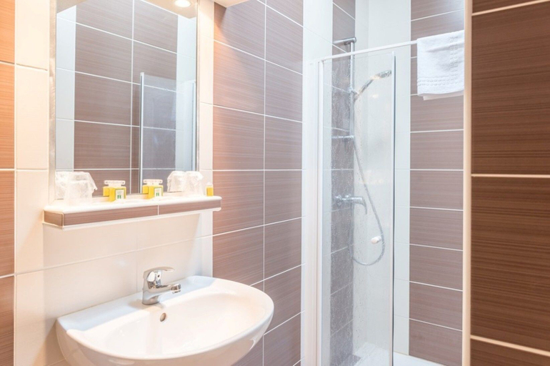 Bathroom 4, Hôtel du Lac, Ille-et-Vilaine