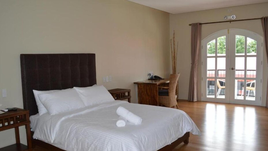 Bedroom 2, Kingsley's Hotel and Gastro Pub, Mabalacat