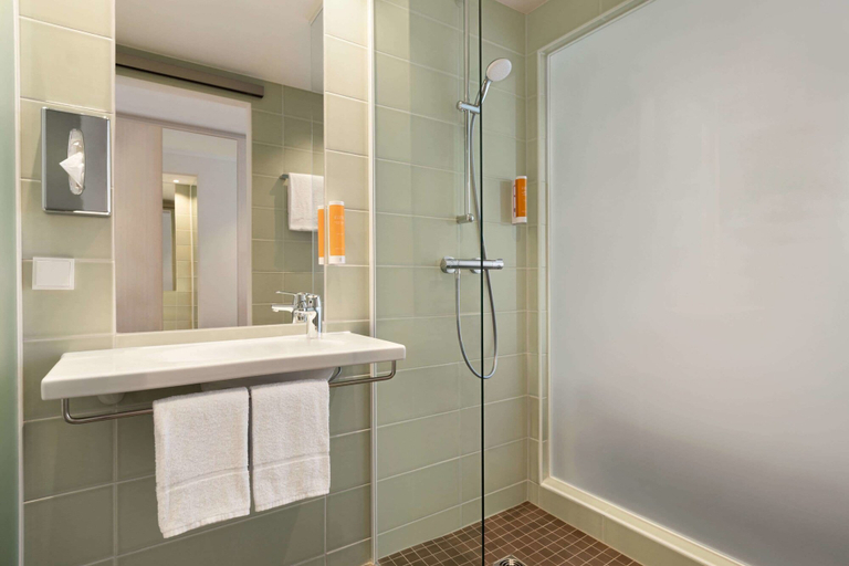 Bathroom 5, Super 8 by Wyndham Dresden, Dresden
