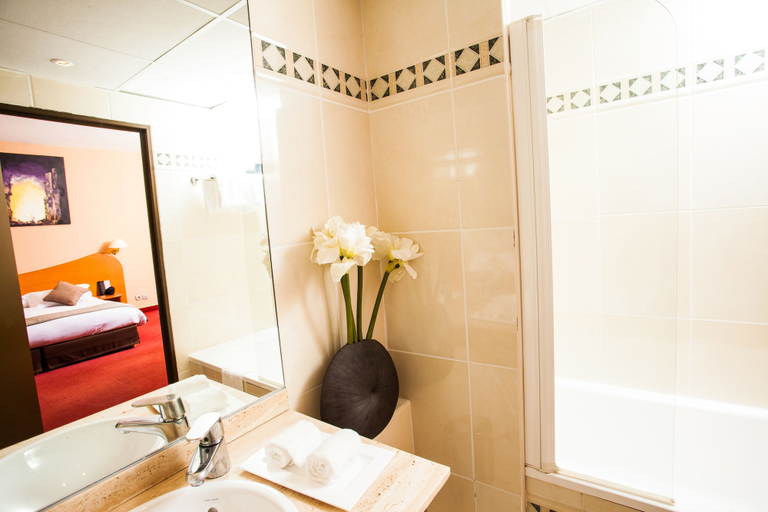 Bathroom 4, Aéroport Hôtel, Hérault