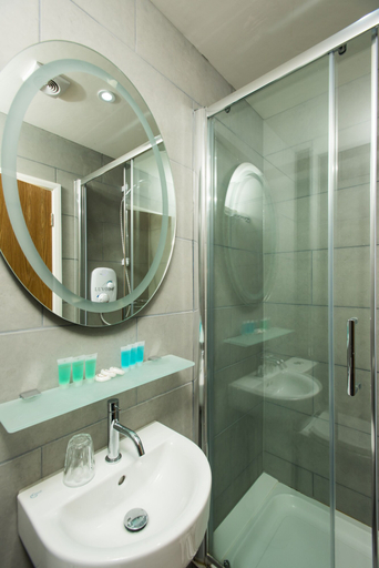 Bathroom 5, Caring Hotel, London