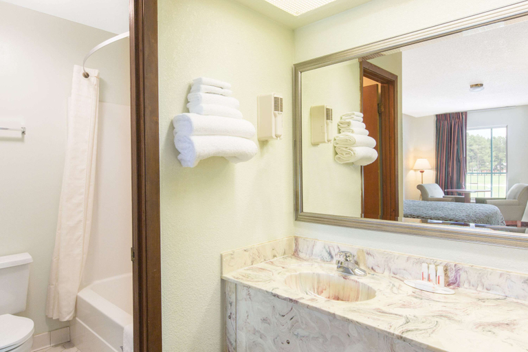 Bathroom 4, Days Inn by Wyndham West Point, Clay