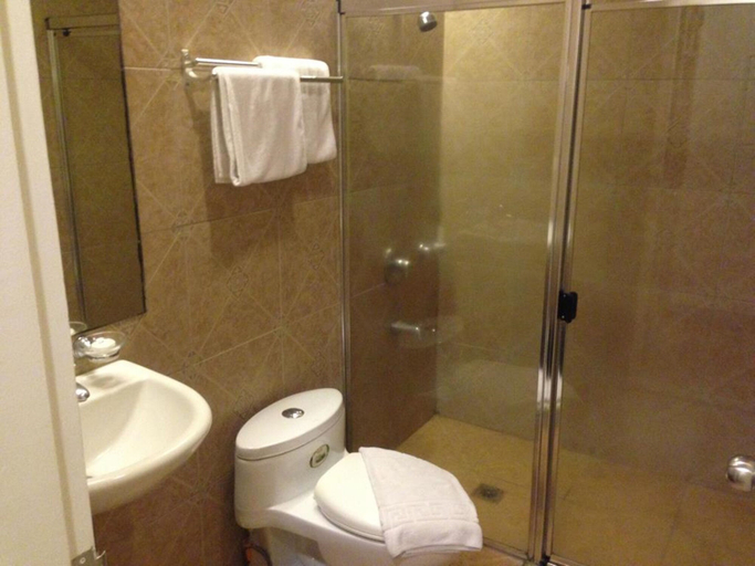 Bathroom 5, Bayfront Hotel Subic, Olongapo City