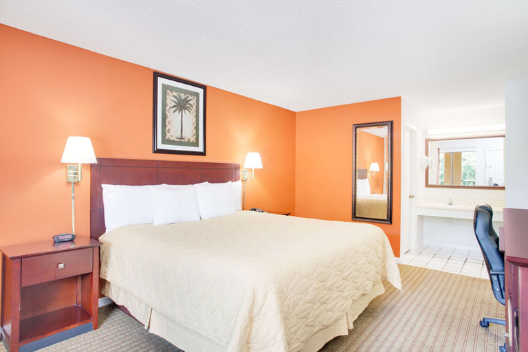 Bedroom 4, Super 8 by Wyndham Defuniak Springs, Walton