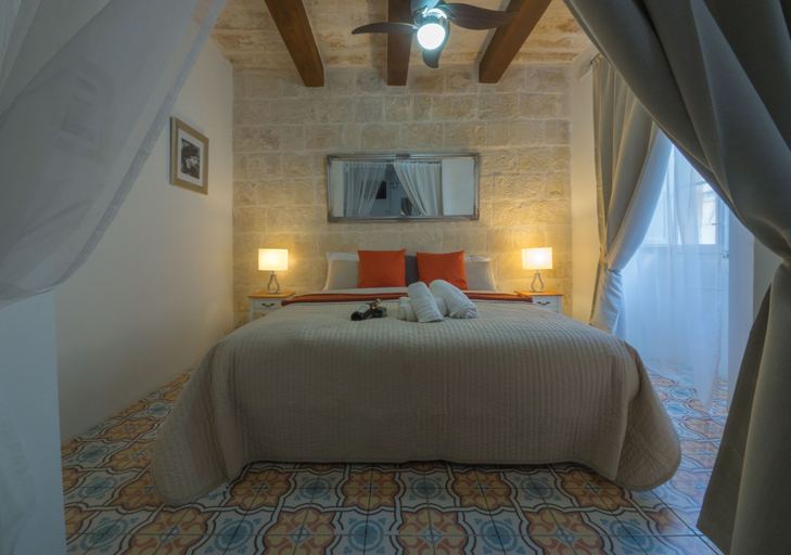 Bedroom 2, Kursara