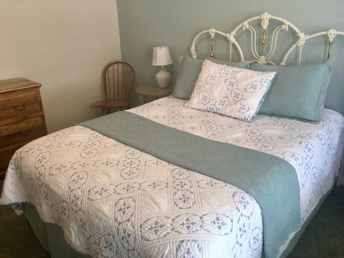 Bedroom, Oak Hideaway Cottage- 1.5 Blocks to OSF, Jackson
