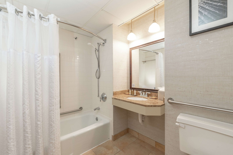 Bathroom 5, Doubletree by Hilton Bloomington - Minneapolis South, Hennepin