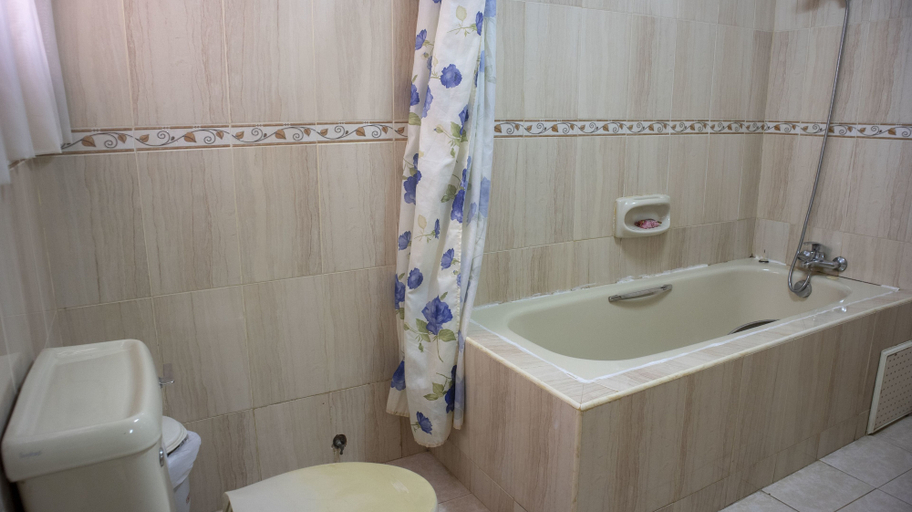 Bathroom 5, Eastgate Hotel, Accra