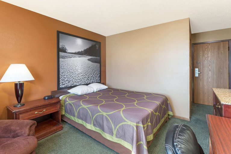 Bedroom 3, Super 8 by Wyndham Poplar Bluff Missouri, Butler