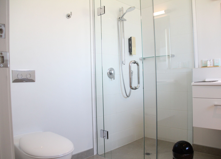 Bathroom 3, ASURE Pukekura Motor Lodge, New Plymouth