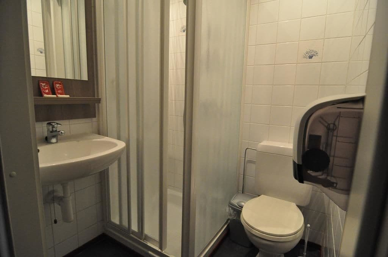 Bathroom 5, Hotel Industrie, Vlaams Brabant