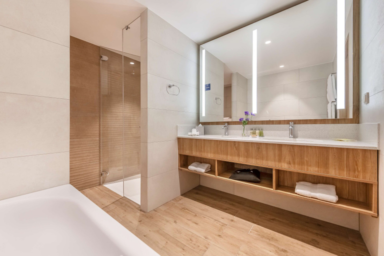 Bathroom 4, Hilton Garden Inn Vilnius City Centre, Vilniaus