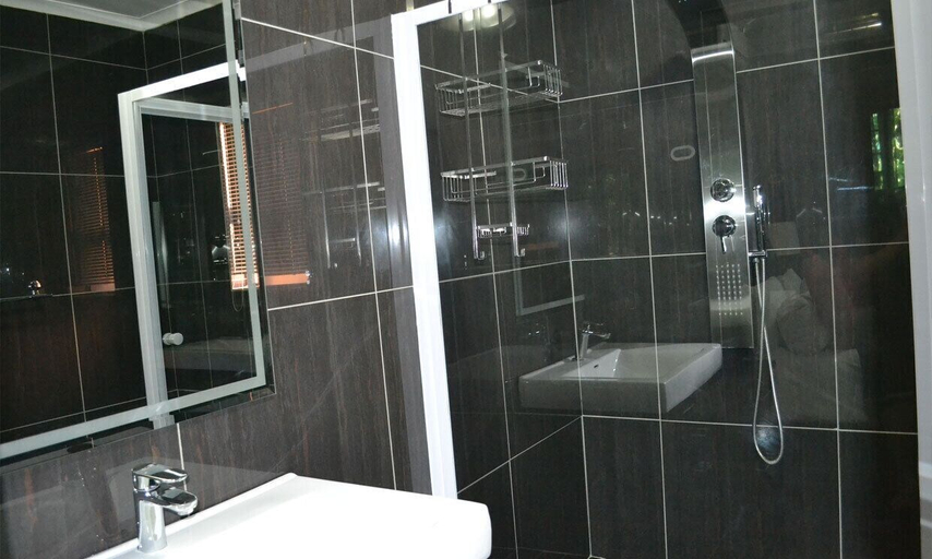 Bathroom 5, Lala Dene Lodge, Mangaung