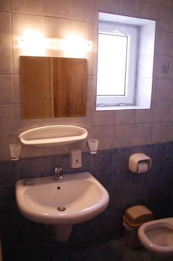 Bathroom 4, Mariam Hotel, Madaba