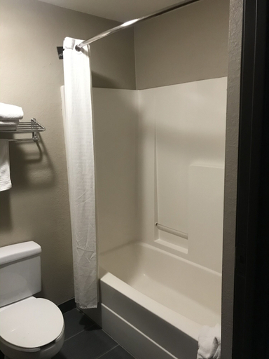 Bathroom 4, Super 8 by Wyndham Childress, Childress