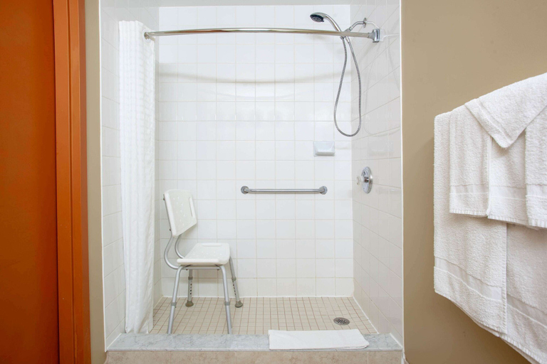 Bathroom 4, Super 8 by Wyndham Midland, Simcoe