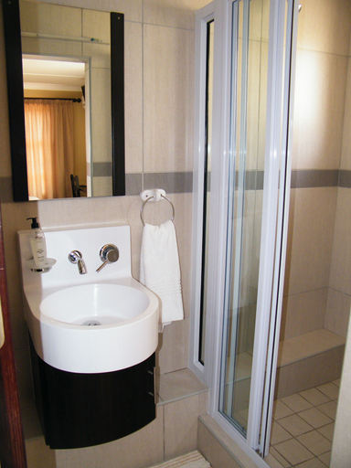 Bathroom 3, Absolute Cornwall, Buffalo City