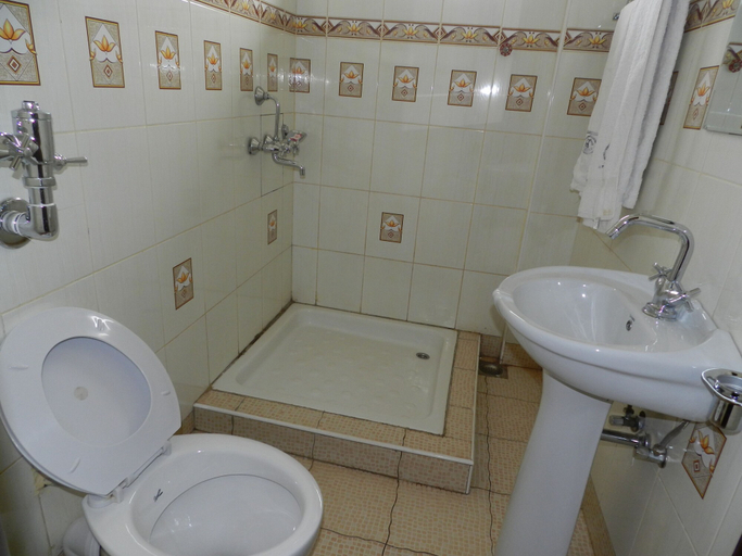 Bathroom 3, Hotel Jfrigh, Kampala