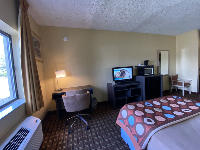 Bedroom 3, Super 8 by Wyndham Port Clinton, Ottawa