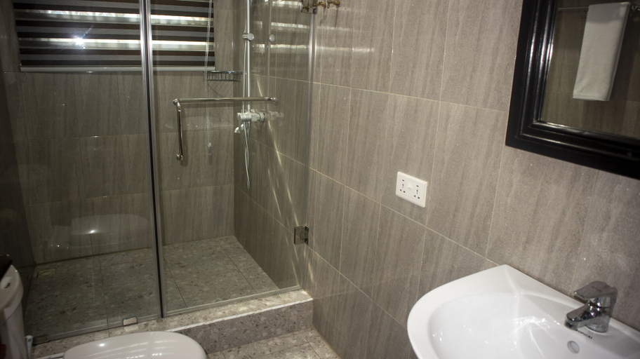 Bathroom 3, Kislas Luxury Hotel, Ga East