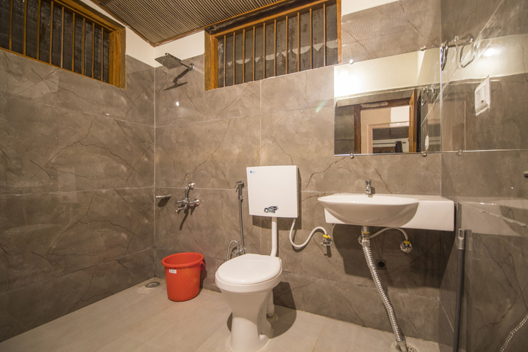 Bathroom 4, Pachmarhi Foothill Cottages by Vanyum, Hoshangabad