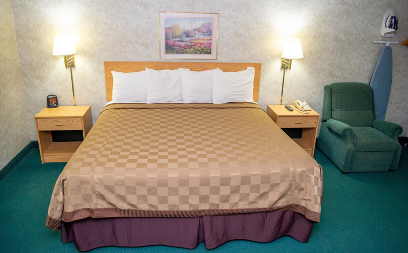 Bedroom 3, Regency Inn Perrysburg, Wood