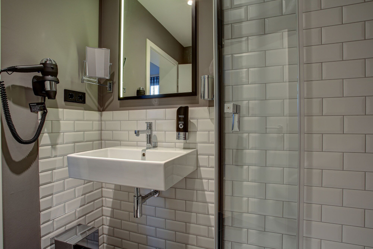 Bathroom 5, Vienna House Easy by Wyndham Hamburg, Hamburg