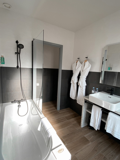 Bathroom 5, Hôtel Le Champlain, Charente-Maritime