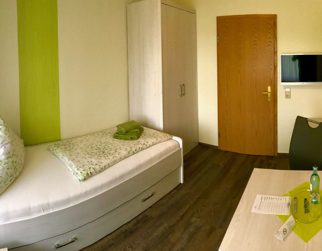 Bedroom 3, Restaurant & Pension Rüssel - Pub, Mansfeld-Südharz