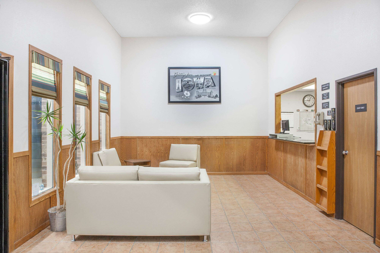 Others 5, Super 8 by Wyndham Mt Pleasant, Henry