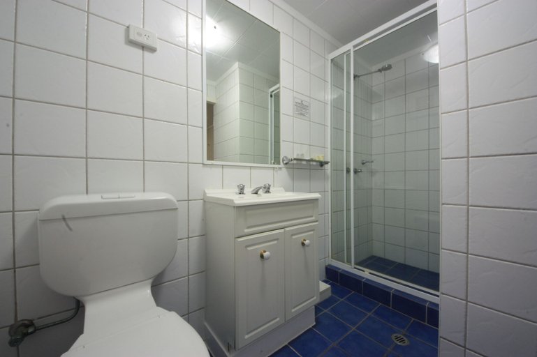 Bathroom 5, Coconut Grove Holiday Apartments, Coconut Grove