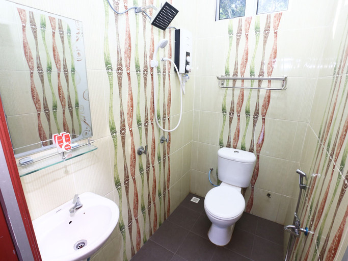 Bathroom 3, OYO 89607 Aloha Chalet, Besut