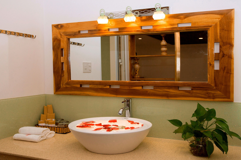 Bathroom 5, Rex Hotel and Apartment, Nha Trang