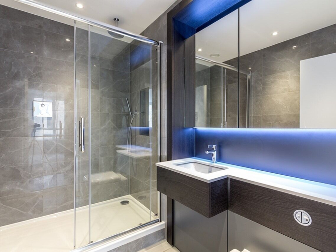 Bathroom 3, 2 Bed Property Close to Heathrow Airport, London
