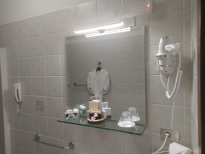 Bathroom 3, Hotel Baiardo, Novara