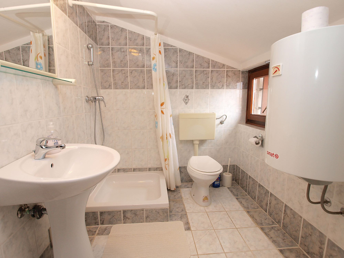 Bathroom 3, Apartment 297, Poreč
