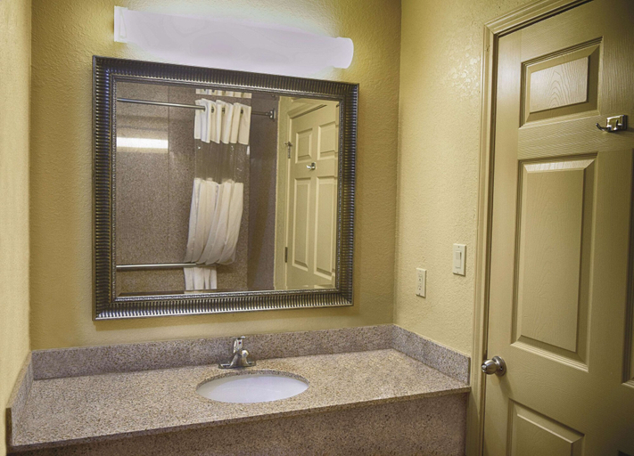 Bathroom 3, La Quinta Inn & Suites by Wyndham Alice, Jim Wells