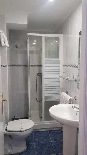Bathroom 5, Pensión Bilbao, Vizcaya
