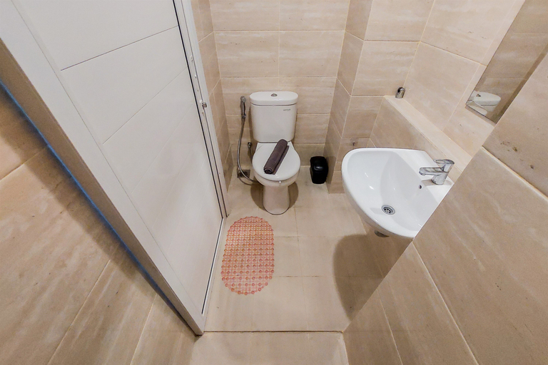 Bathroom 5, Warm and Cozy Studio at Springwood Residence Tangerang Apartment By Travelio, Tangerang