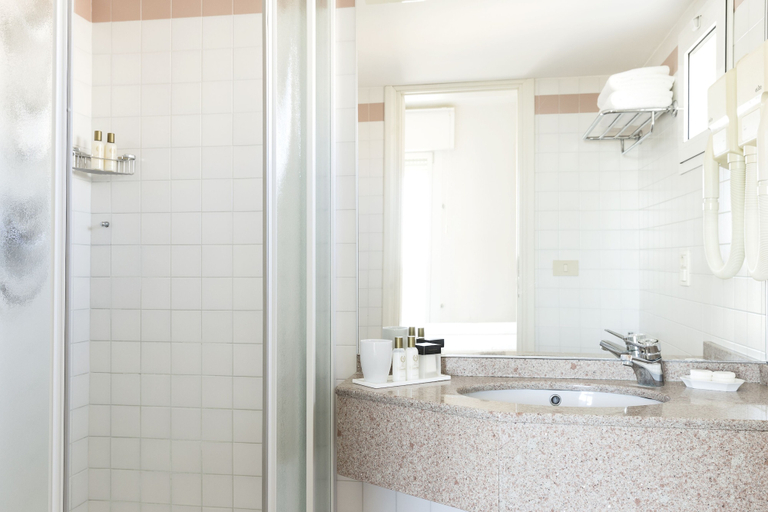 Bathroom 5, Hotel Cambridge, Venezia