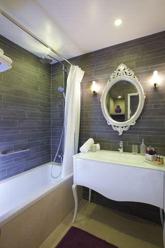 Bathroom 5, La Clef Louvre Paris by The Crest Collection, Paris