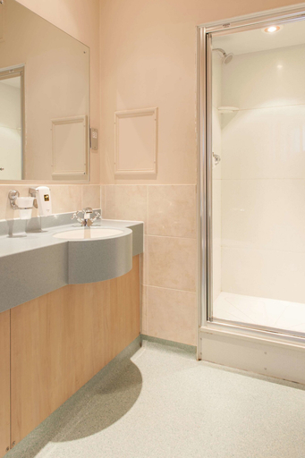 Bathroom 3, Heart of England, Northampton by Marston's Inns, Northamptonshire