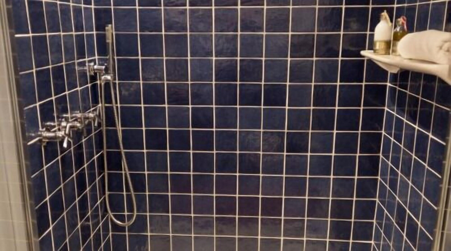 Bathroom 5, Le Clos BB, Var