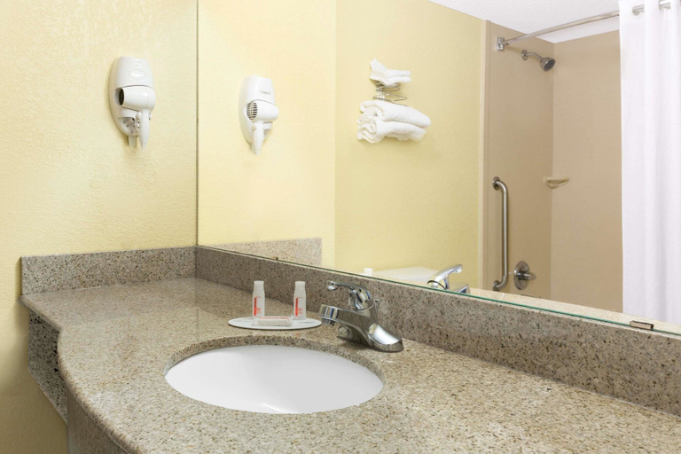 Bathroom 4, Super 8 by Wyndham Hattiesburg South, Forrest