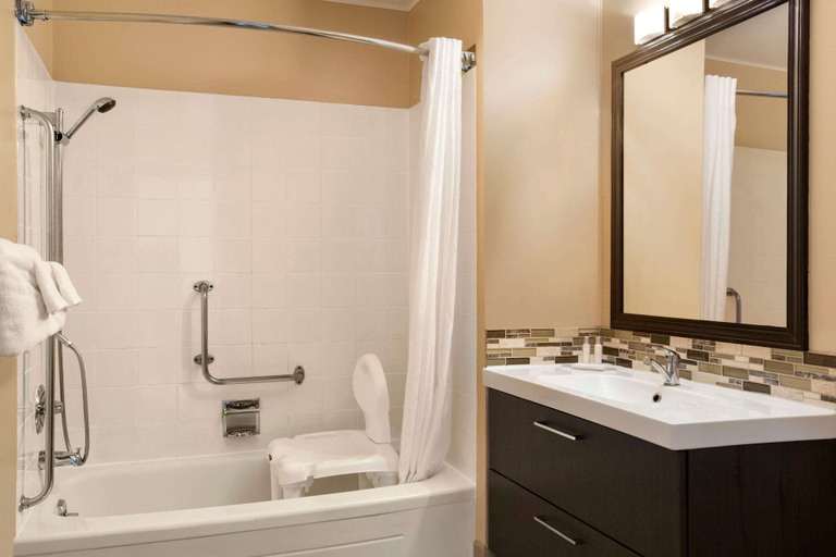 Bathroom 5, Travelodge by Wyndham Kenora, Kenora