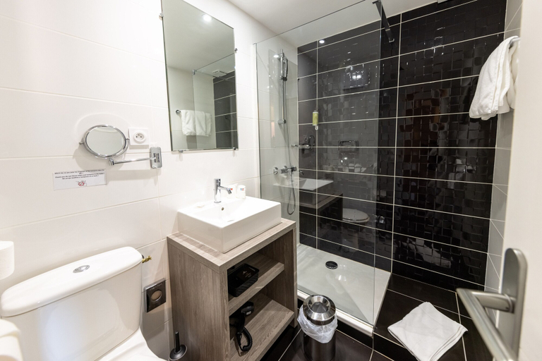 Bathroom 4, Hôtel & Spa Le Madeloc Collioure Centre, Pyrénées-Orientales
