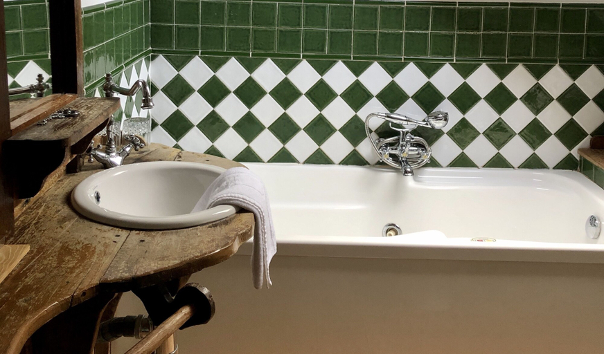 Bathroom 3, Complejo Puente Romano, Cantabria