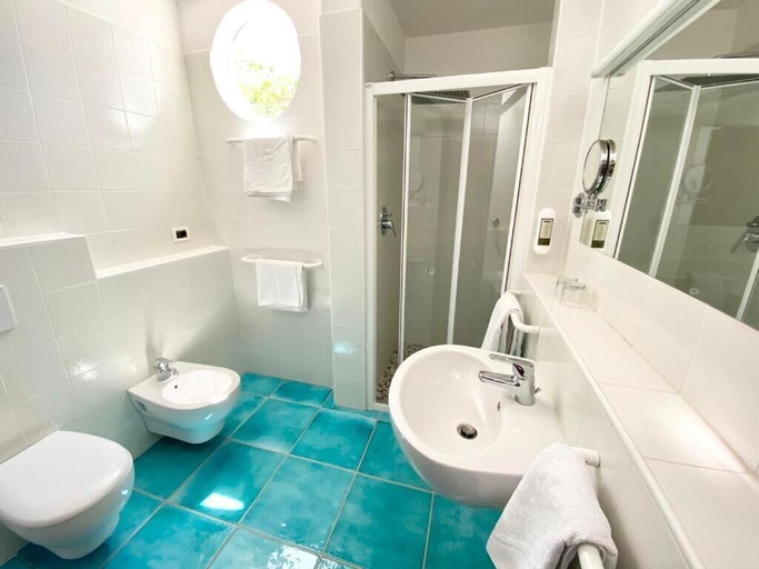 Bathroom 3, Hotel Casa Sofia, Napoli