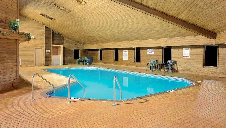 Sport & Beauty 5, Super 8 by Wyndham Sturgeon Bay, Door
