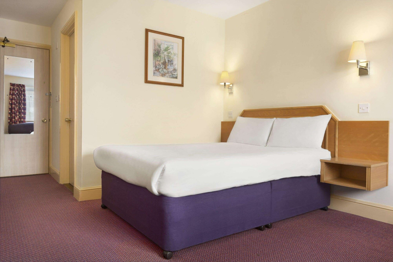 Bedroom 3, Days Inn by Wyndham Sevenoaks Clacket Lane, Surrey